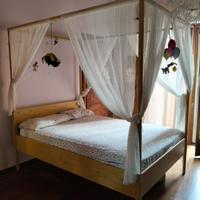 Letto a baldacchino in legno