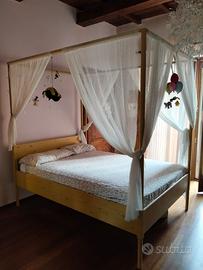 Letto a baldacchino in legno