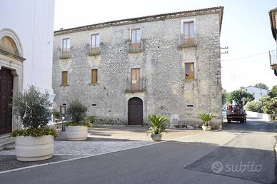 Casa indipendente di 350 m² con più di 5 locali a 