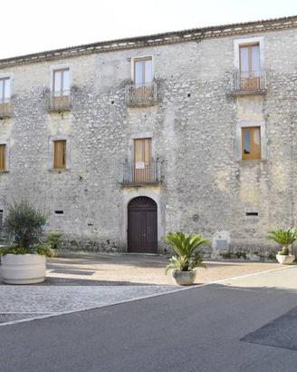 Casa indipendente di 350 m² con più di 5 locali a 
