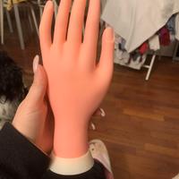 Mano per esercitazione unghie