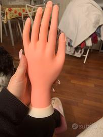Mano per esercitazione unghie