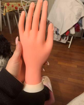 Mano per esercitazione unghie