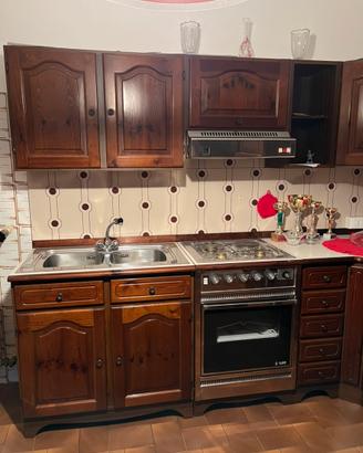Cucina con forno e piano cottura e frigo da incass