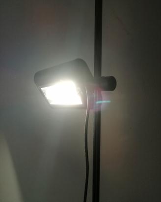 Lampada piantana da terra nera con lampadina