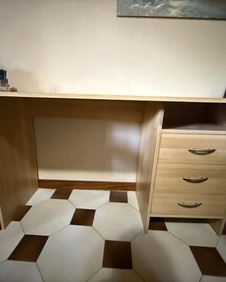 Scrivania Ikea con 3 cassetti