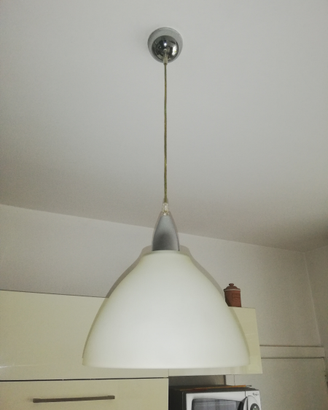 Lampadario in vetro opalino bianco