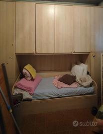 cameretta con armadio e cassettone sotto al letto