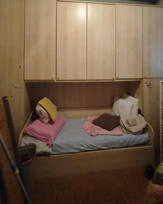 cameretta con armadio e cassettone sotto al letto