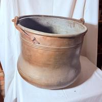 Antico secchio pentolone in rame
