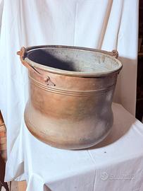 Antico secchio pentolone in rame