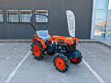 TRATTORE - KUBOTA B 7000 - CON ARCO DI PROTEZIONE