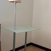 Lampada da terra con tavolo