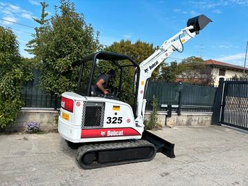 E152 Escavatore 25Q Bobcat 325