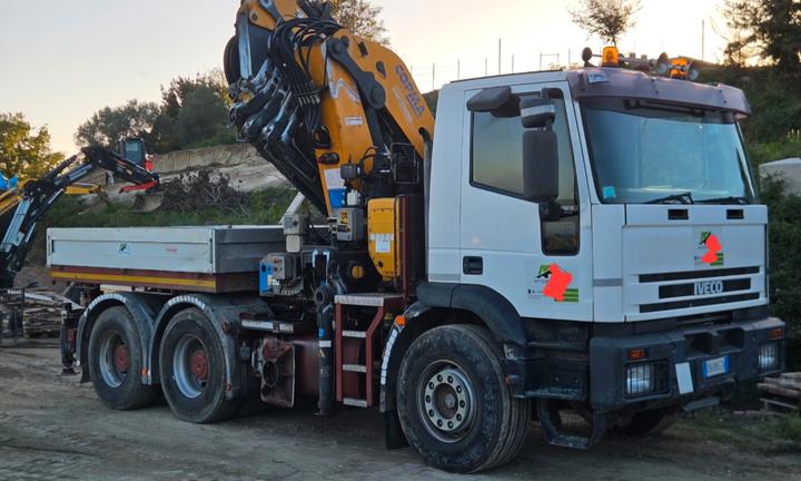 AUTOCARRO IVECO con gru
