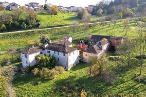 Rustico / Casale di 1000 m² con più di 5 locali a 