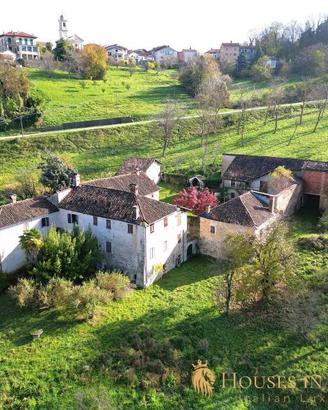 Rustico / Casale di 1000 m² con più di 5 locali a 