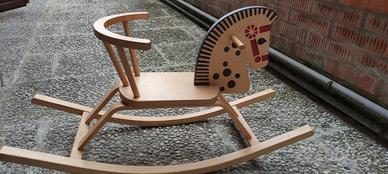 Cavallo a dondolo in legno