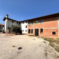 Suggestivo casale storico con ampio parco a Torsa