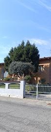 Mezza bifamiliare in zona residenziale