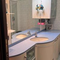 Set bagno con lavabo e specchiera illuminata