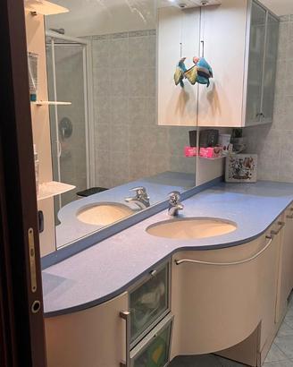 Set bagno con lavabo e specchiera illuminata