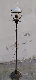 Antica lampada da terra vintage