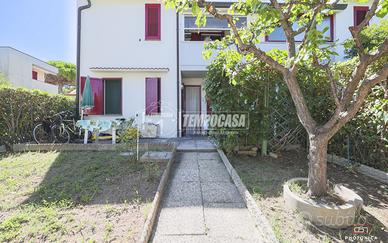 VILLETTA A SCHIERA CON GIARDINO