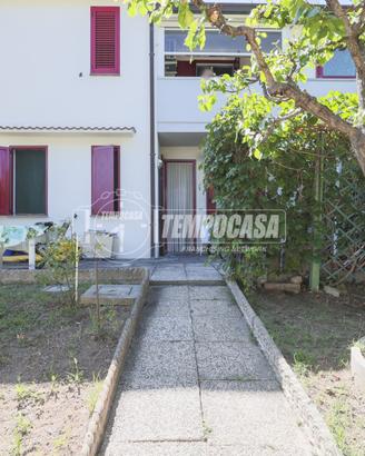 VILLETTA A SCHIERA CON GIARDINO