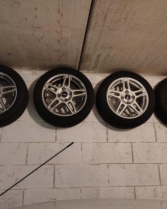 cerchi in lega con gomme invernali per Ford fiesta