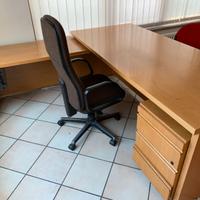 Scrivania ad angolo in legno con cassettiera