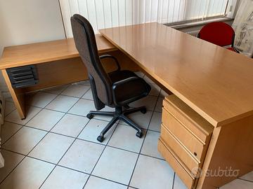 Scrivania ad angolo in legno con cassettiera