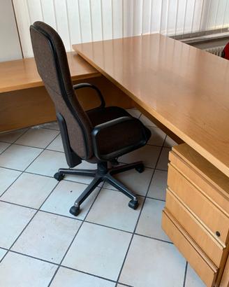Scrivania ad angolo in legno con cassettiera