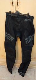 Abbigliamento motocross Raven e ginocchie 