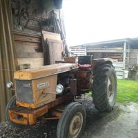 Trattore agricolo Renault Super 7D e aratro