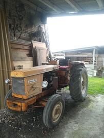 Trattore agricolo Renault Super 7D e aratro