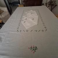 Tovaglia x 6 con tovaglioli; ricamata a mano 