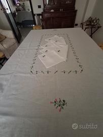 Tovaglia x 6 con tovaglioli; ricamata a mano 