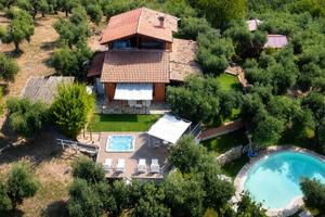 Rustico / Casale di 545 m² con più di 5 locali e b