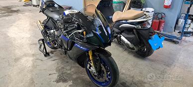 Yamaha R1 m