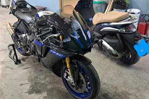 Yamaha R1 m