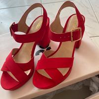 Sandali rossi scamosciati