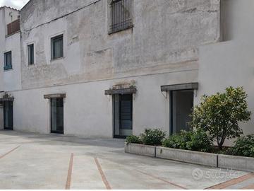 Corso umberto i: 100 mq con 120 mq spazio esterno