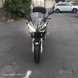 Si vende comoda moto ventennale Fz 600 fazer