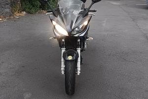 Si vende comoda moto ventennale Fz 600 fazer
