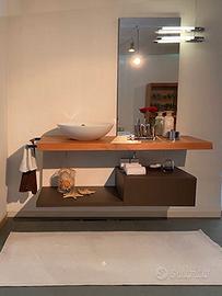 Mobile da bagno con piano in legno massello.