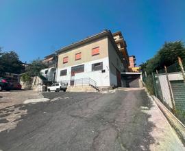 Casal del marmo - magazzino con corte antistante