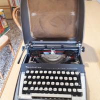 Macchina da scrivere vintage Remington
