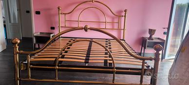 Letto in ottone .