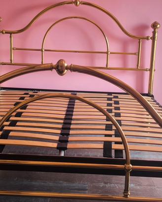 Letto in ottone .